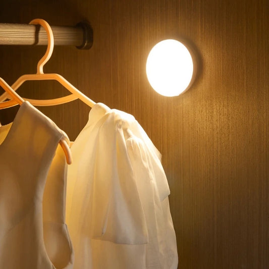 Trådlös spotlight LED-lampa med rörelsesensor – batteridriven inomhusbelysning